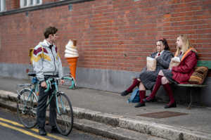 Eddie (Fionn O'Shea) acerc�ndose a Tracey (Emma Willis), compa�era de colegio con quien tiene un besuqueo de tapadera