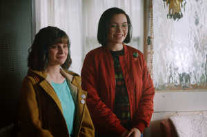 Amber Keenan presenta una amiga nueva, Sarah (Lauryn Canny), a su madre