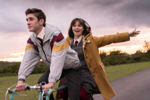 Eddie (Fionn O'Shea) y Amber (Lola Petticrew) en bicicleta