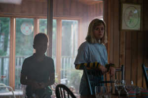 Becky (Lulu Wilson) acaba de llegar a la casa de su padre donde se encuentra con la novia de este y Ty (Isaiah Rockcliffe), su hijo