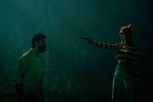 Becky se muestra sin piedad ante Apex (Robert Maillet), el otro secuestrador con aspecto corpulento y bonach�n
