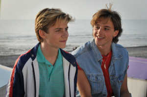 Alexis Robin (F�lix Lefebvre) junto a David Gorman (Benjamin Voisin), su salvador del naufragio