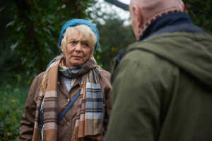 Fern (Alison Steadman ) molesta por encontrarse con el perro suelto de Dave (Dave Johns)