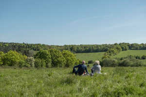 Dave y Fern sentados en un bosque cerca de Londres