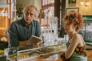 Humberto (Gonzalo de Castro) junto a la camarera de su bar (Paula Sartor)