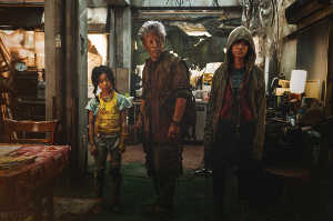 La ni�a Yu Jin (Ye-Won Lee) junto a KIM (Hae-hyo Kwon) y Chul-mmin (Do-yoon Kim)