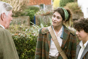 Alice est� junto al ni�o que acaban de asignarle a su cuidado, Frank (Lucas Bond), y el se�or Sullivan (Tom Courtenay)