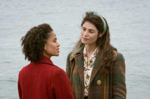 A�os despu�s de su relac�n juvenil, Alice y Vera (Gugu Mbatha-Raw) vuelven a encontrarse