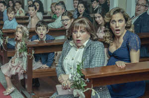 Marisa (Toni Acosta) junto a Milagros, la suegra (Loles Le�n) en la comuni�n de una hija de Toni