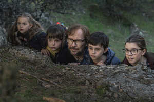 Javier con sus hijos espiando a otra hija