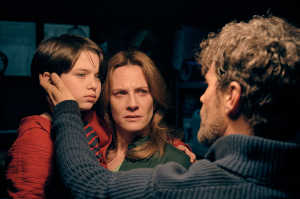 El ni�o Eric (Lucas) junto a Sara (Bel�n Fabra), su madre, y Daniel (Rodolfo Sancho), su padre