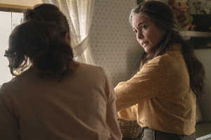 Diane Lane es Margaret Blackledge, la abuela que ir� a buscar a su nieto. De espaldas, su hija Lorna Blackledge (Kayli Carter)