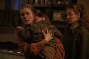 De izquierda a derecha: Diane Lane como Margaret Blackledge, Bram Hornung como su nieto Jimmy Blackledge y Kayli Carter como Lorna Blackledge, la hija de Margaret