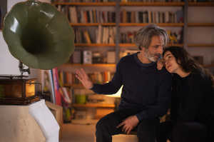 Ernesto (Ernesto Alterio) junto a su hija Cloe (Gala Amyach) en su casa nueva