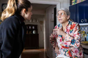 Lola discute junto a Sara (Juana Acosta), la compradora de su piso