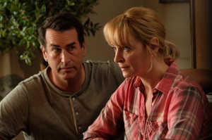 Sally (Uma Thurman) y Arthur (Rob Riggle)