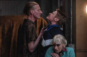 Gaz (Jake Curran) amenaza a Nathan mientras Ellen Huggins (Rita Tushingham) permanece asustada en medio del altercado