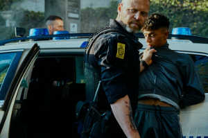 Mike deteniendo a Amos