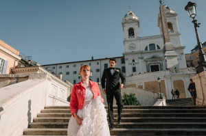 Mar�a (Ingrid Garc�a Jonsson) escapando de su boda con Massimiliano (Giuseppe Maggio)