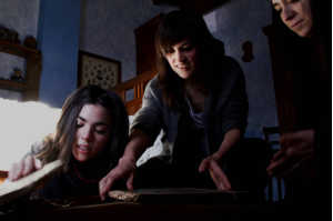 Las tres sobrinas de Mikel descubriendo secretos familiares