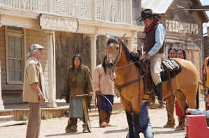 LMax junto a Duke Montana (Tommy Lee Jones), el vaquero resucitado, en pleno rodaje