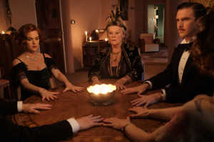 De izquierda a derecha: Ruth Condomine (Isla Fisher), Charles Condomine (Dan Stevens) y Madame Cecily Arcati (Judi Dench)