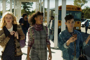 De izquierda a derecha: Millie Kessler (Kathryn Newton) junto a sus amigos Nyla Chones (Celeste O'Connor) y Josh Detmer (Misha Osherovich)