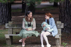 Rosie Day y Harriet Sansom Harris, la matrona encargada de comerciar con las criaturas