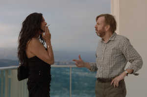 Alex (Sarita Choudhury) habla con Peter Riordan (Timothy Spall)