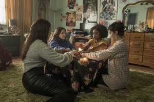 Las cuatro brujas protagonistas son (Cailee Spaeny), Lourdes (Zoey Luna),  		
					  Frankie (Gideon Adlon) y Tabby (Lovie Simone)