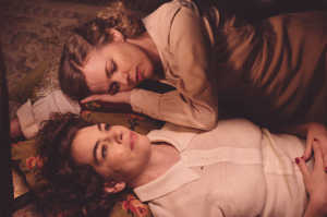 Karen (Christina Rosenvigne) en el suelo junto a Amelia (Isabelle Stoffel)
