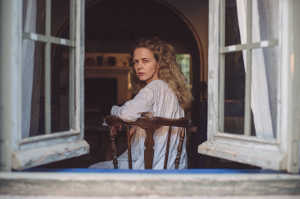 Karen mirando a trav�rs de uan ventana sin horizonte