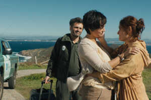 Mari�a encontr�ndose con Isabel (Marta Lado) y Ant�n (X�lio Abonjo)