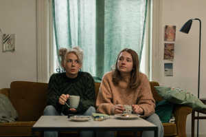 De izquierda a derecha: Ingrid (Tora Christine Dietrichson) junto a Rakel, la madre futura (Kristine Kujath Thorp)