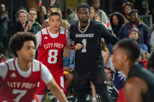 Boogie (Taylor Takahashi) disputando un partido de baloncesto frente a Monk (Pop Smoke)