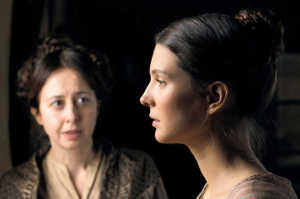 Eug�nie Grandet (Jos�phine Japy) y su madre, protagonizada por Val�rie Bonneton