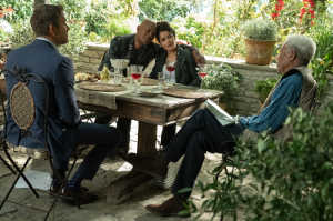De izquierda a derecha: Michael Bryce (Ryan Reynolds); Darius Kincaid (Samuel L. Jackson) abrazado a su esposa, Sonia Kincaid (Salma Hayek); Senior (Morgan Freeman), el padre de Michael