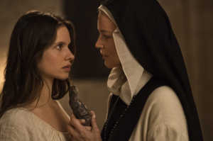 Benedetta junto a Bartolomea (Daphne Patakia), su amante