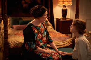 La se�ora Clarrie Niven (Olivia Colman) y Jane Fairichild (Odessa Young)