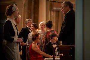 La doncella Jane Fairchild (Odessa Young) junto a su se�or, Godfrey Niven (Colin Firth)