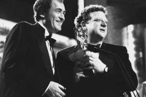 Jeremy Thomas y Bertolucci en los BAFTA, a�o 1989