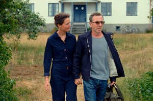 Chris (Vicky Krieps) y su esposo Tony (Tim Roth)