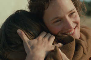 Chris abraza a su hija June (Grace Delrue)
