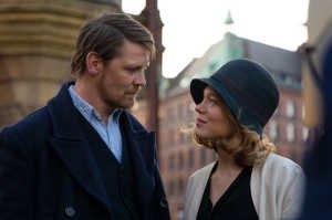 El capit�n Jakob St�rr (Gijs Naber) junto a su esposa, Lizzy (L�a Seydoux)