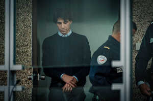 Alexandre Farel (Ben Atral) reci�n detenido por la polic�a francesa nada m�s llegar al aeropuerto de Par�s