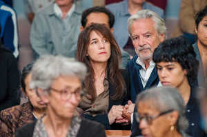 Claire Farel (Charlotte Gainsbourg) junto a Jean Farel (Pierre Arditi), los padres de Ben que viven separados