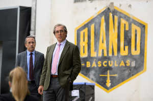Blanco (Javier Bardem) en su fbrica de bsculas