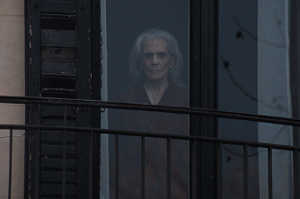 La abuela vigila el mundo a trav�s de una ventana en forma de visi�n fasntasmag�rica