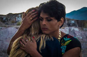 Amaranta abranzando a Marta (Andrea Guasch)