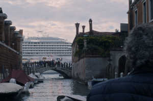 El trasatl�ntico de la compa��a MSC a la hora de causar un accidente en el puerto veneciano